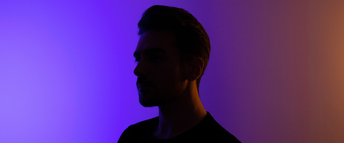 3D动态球场模拟界面 - 展示实时比赛模拟与球员数据浮层